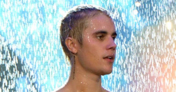 Justin Bieber Puts His Naked Butt On Display During Lake
